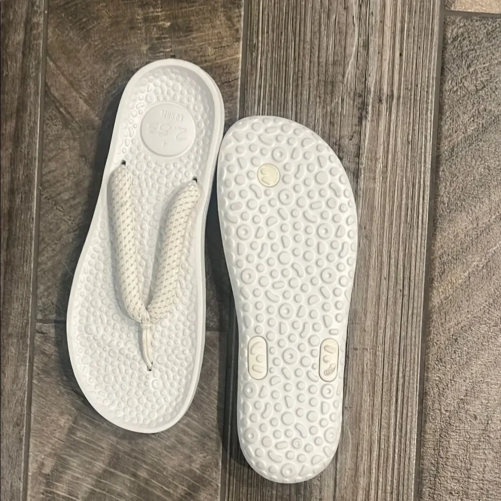 NWOT Allbirds 2.83 KG CO2E Sugar Zeffer White Flip Flops